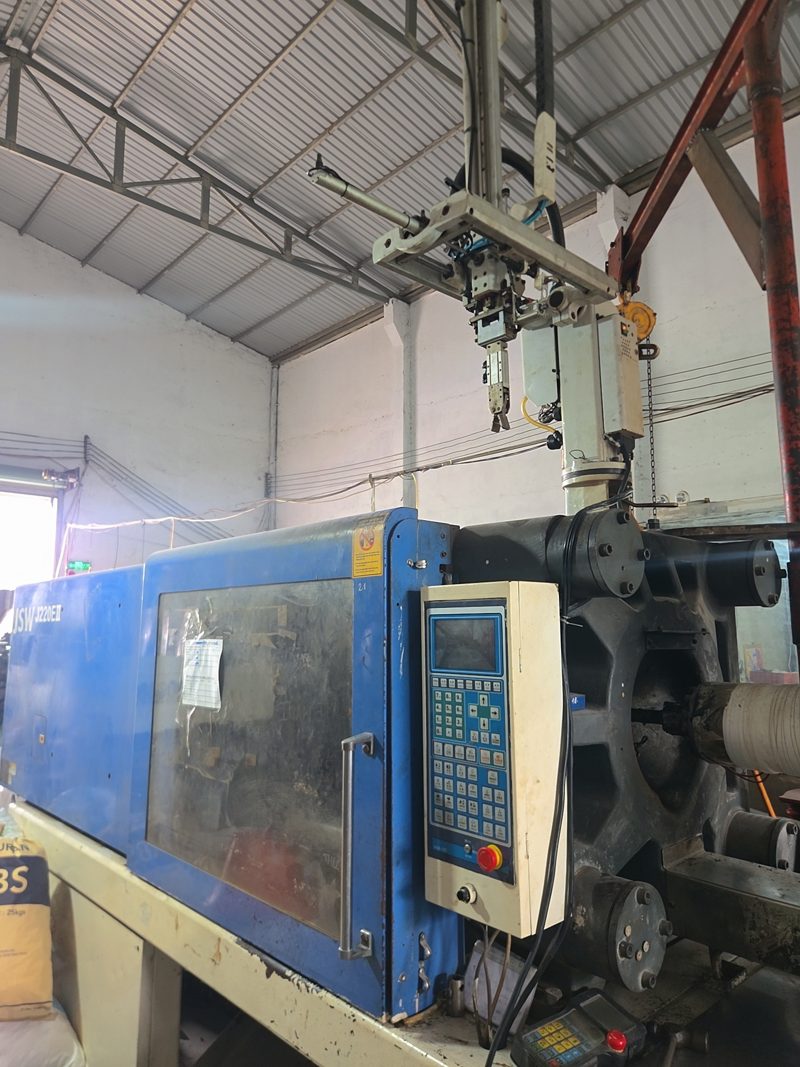 Máy ép nhựa JSW J220EII có robot gắp sản phẩm tự động